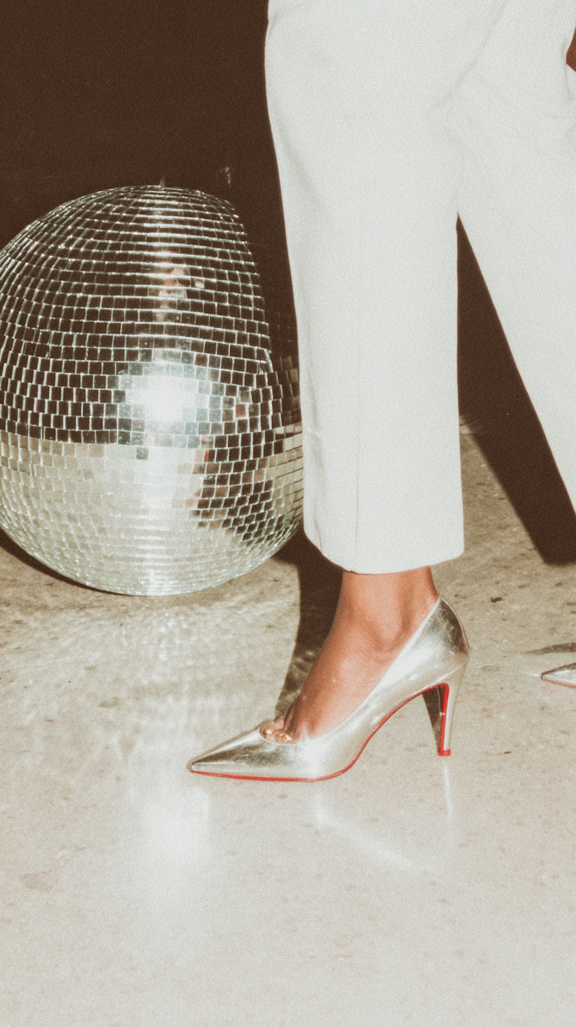 Partystimmung mit Discokugel und Lichtern